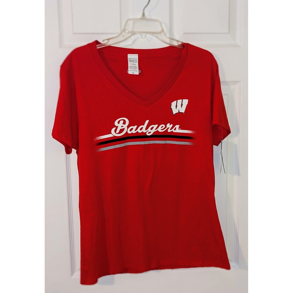 Captivating Wisconsin Badgers V-Neck T-Shirt College Graphic Tee‎ 2XL NWT